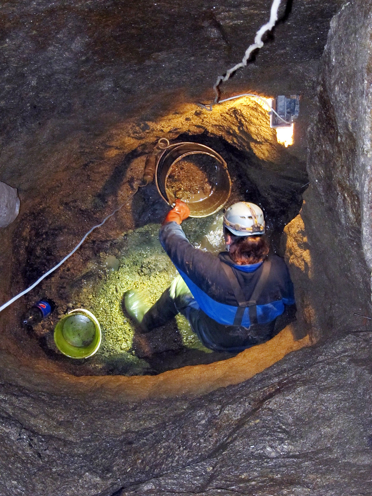 Archeologický výzkum studny na hradě Landštejn